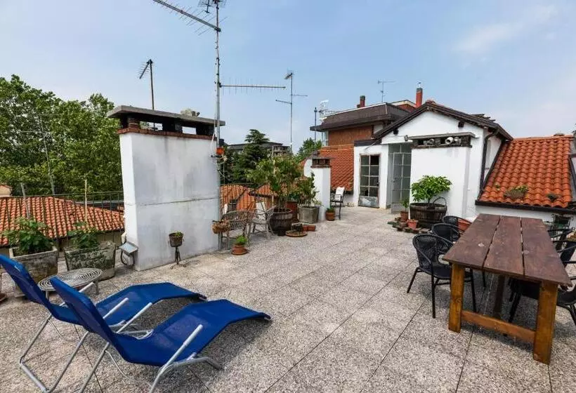 تختخواب و صبحانه The Liberty Terrace