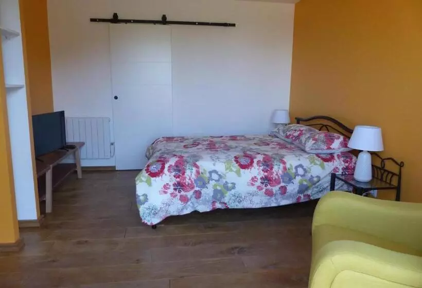 ベッドアンドブレックファースト Au Clair De Loup