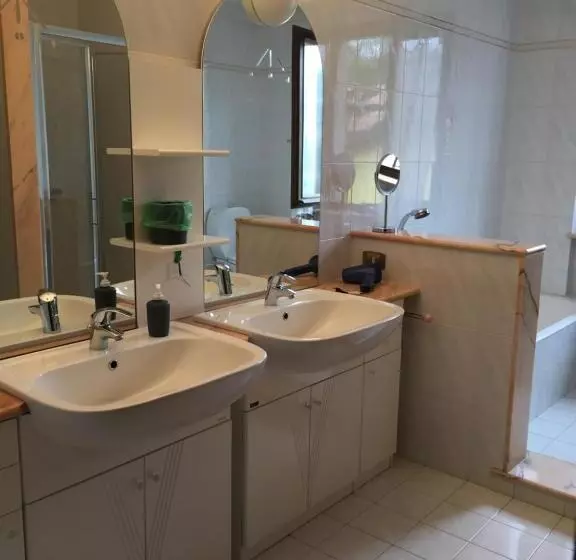 Majatalo Villa Romeo   Acero Rosso