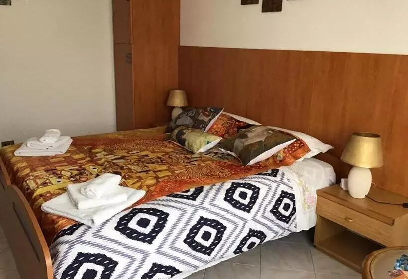 Majatalo Villa Romeo   Acero Rosso