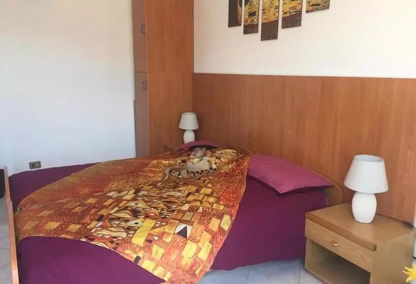 Majatalo Villa Romeo   Acero Rosso