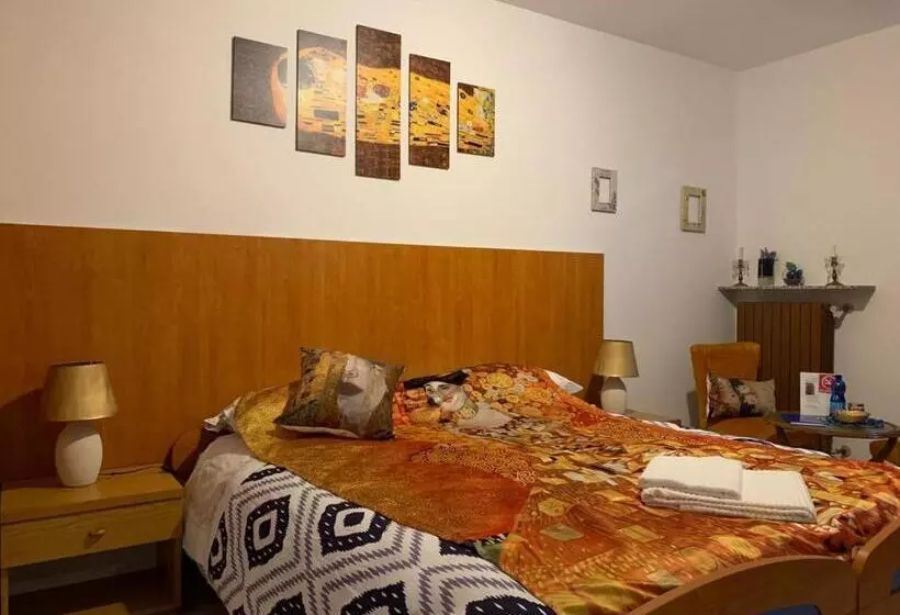 Majatalo Villa Romeo   Acero Rosso