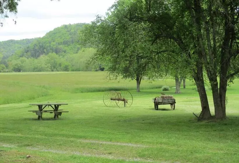 ホテル The Best! Gorgeous Cabin W Antiques For 2, Near Princeton  I 77