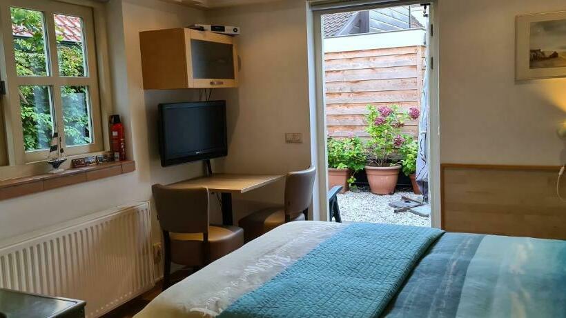 پانسیون Near The Beach