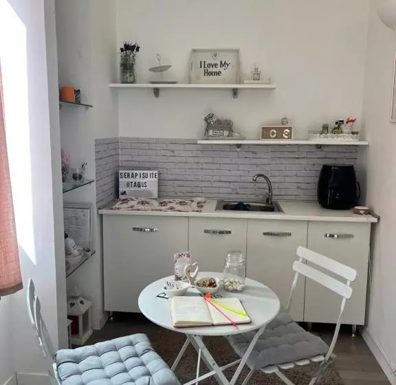 Aamiaismajoitus (B&B) Serapisuite