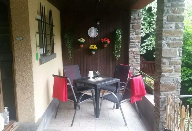 Aamiaismajoitus (B&B) Haus Am Dekernbach