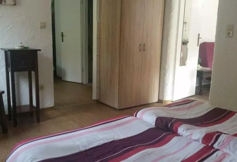 Aamiaismajoitus (B&B) Haus Am Dekernbach