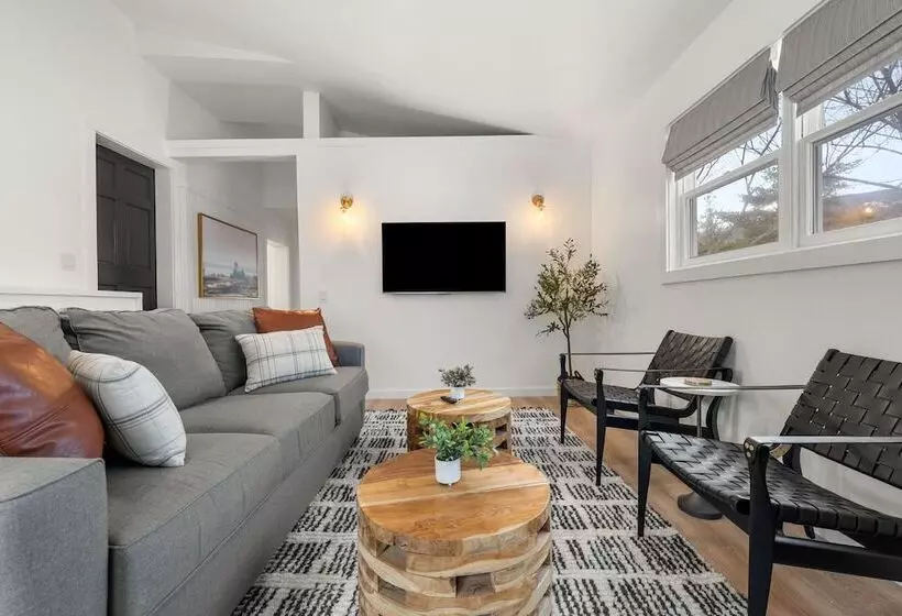 ベッドアンドブレックファースト Launchpoint Lodge: Entire