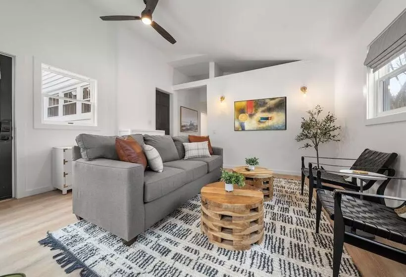 ベッドアンドブレックファースト Launchpoint Lodge: Entire