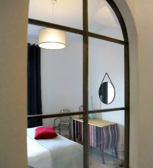 Majatalo Troisième Droite