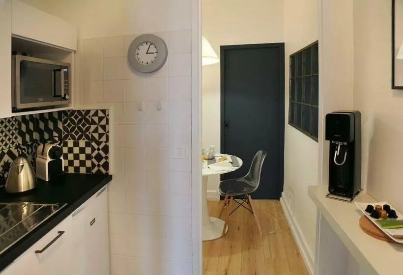 Majatalo Troisième Droite