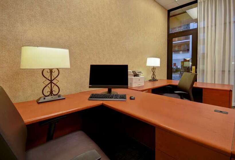 בית מלון כפרי Embassy Suites By Hilton At Hot Springs Convention Center