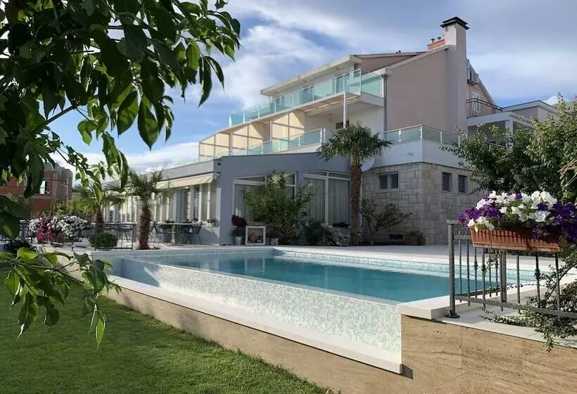 فندق فئة نجمة واحدة Villa Pitomcia
