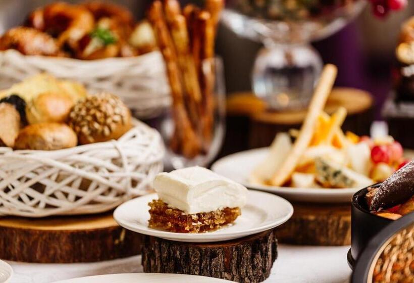 Cratos Premium Hotel Casino & Spa