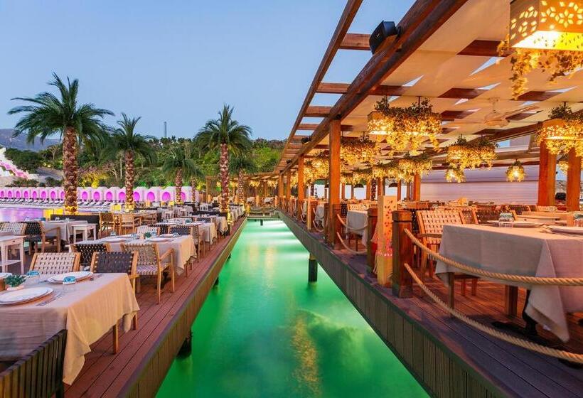 Cratos Premium Hotel Casino & Spa