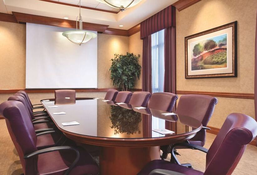 בית מלון כפרי Embassy Suites By Hilton At Hot Springs Convention Center