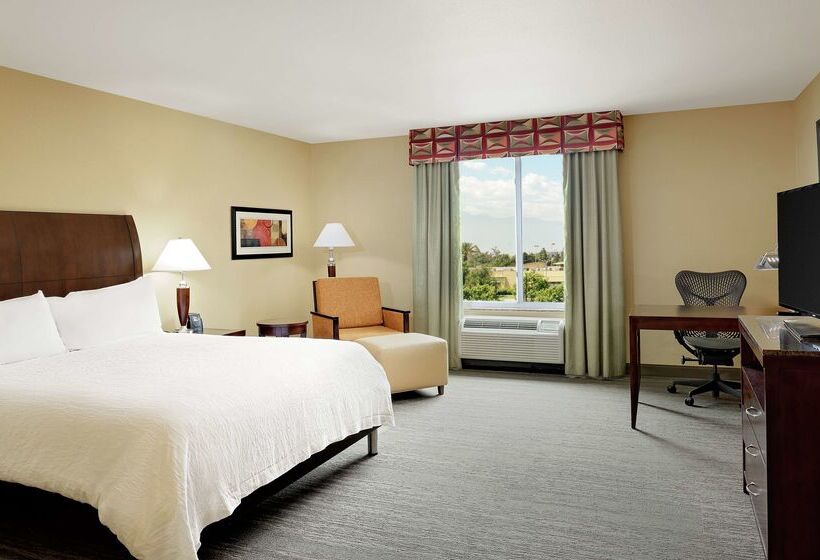 Отель Hilton Garden Inn Fontana