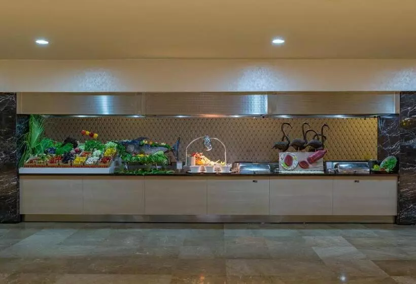 Курорт Royal Alhambra Palace