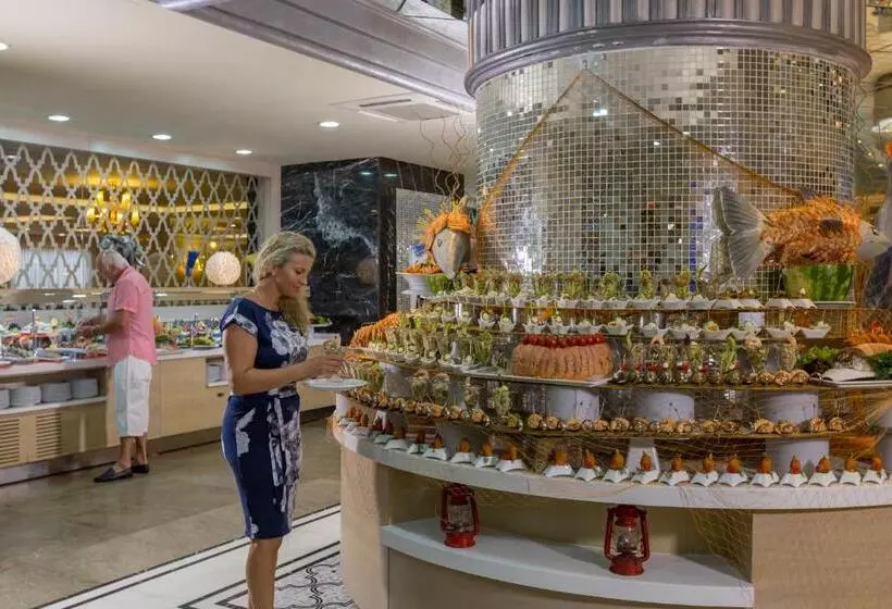 Курорт Royal Alhambra Palace