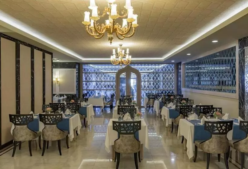 Курорт Royal Alhambra Palace