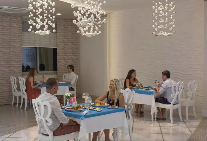 Курорт Royal Alhambra Palace