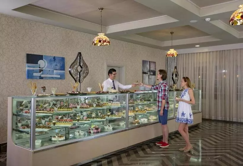 Курорт Royal Alhambra Palace