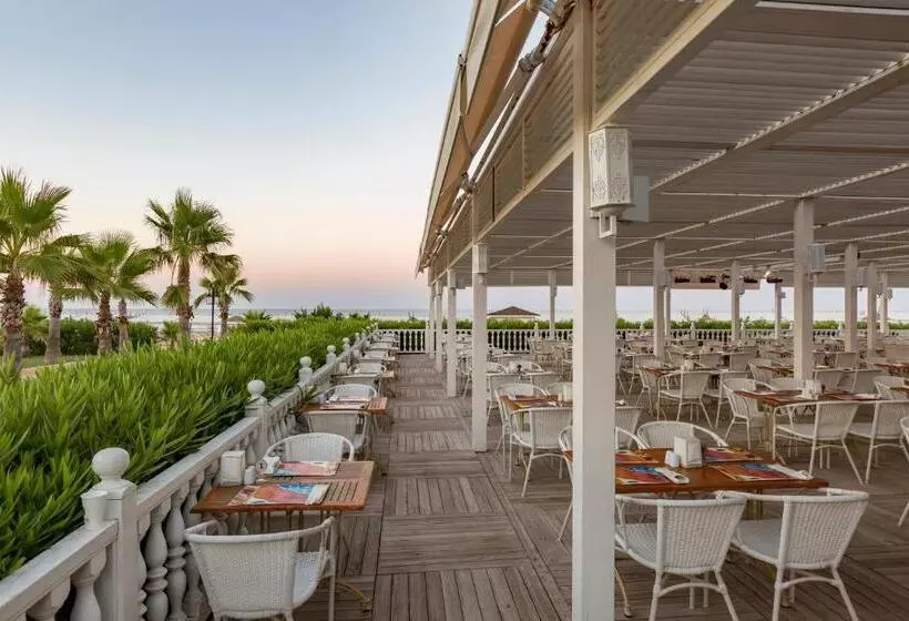 Курорт Royal Alhambra Palace