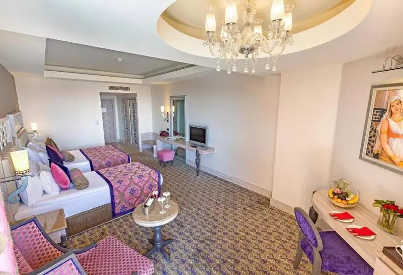 Курорт Royal Alhambra Palace