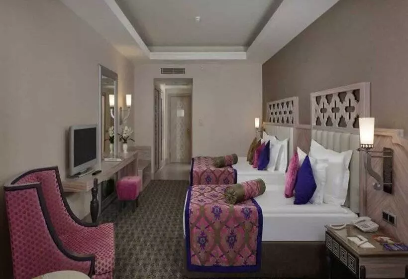 Курорт Royal Alhambra Palace