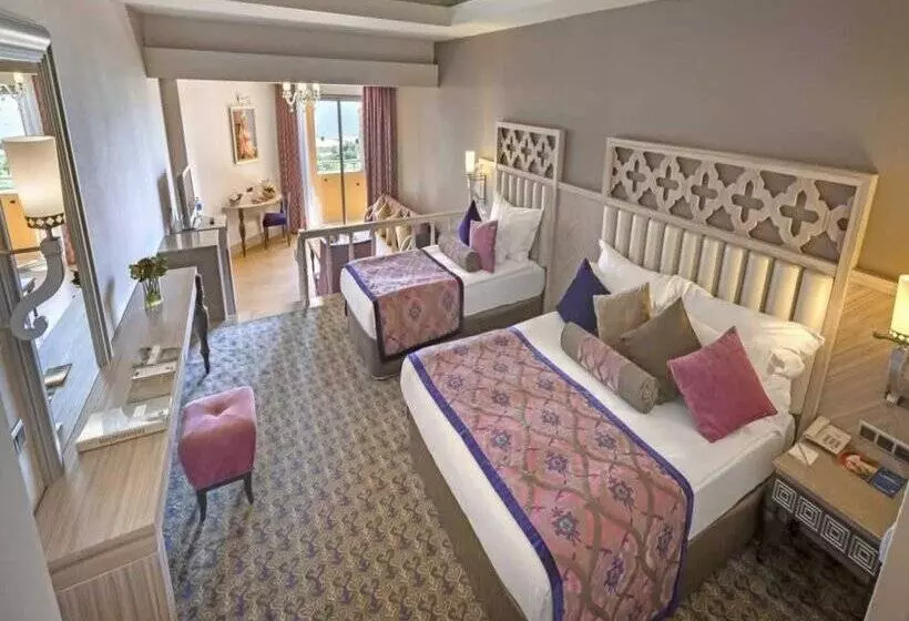 Курорт Royal Alhambra Palace