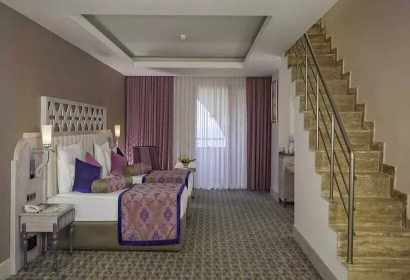 Курорт Royal Alhambra Palace