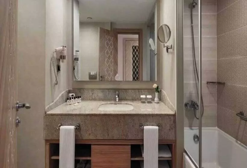 Курорт Royal Alhambra Palace