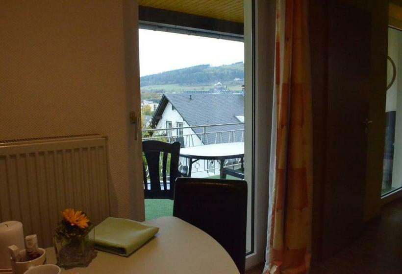 پانسیون Pause