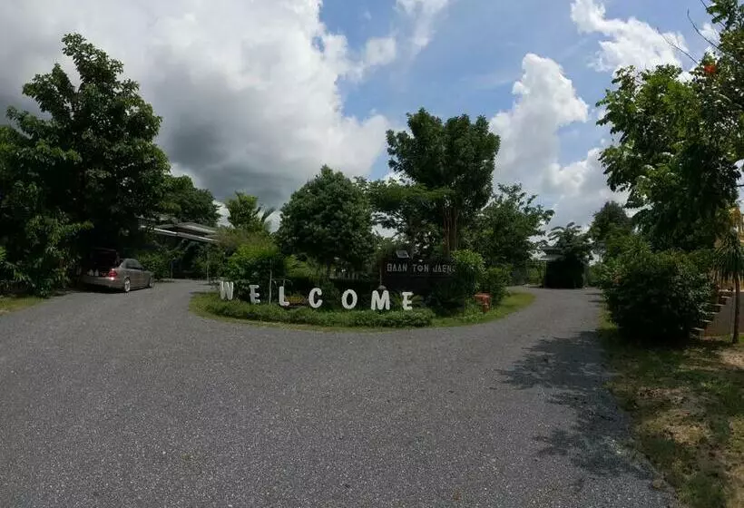 Baan Tonjaeng Resort
