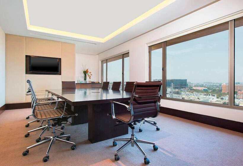 בית מלון כפרי The Westin Hyderabad Mindspace