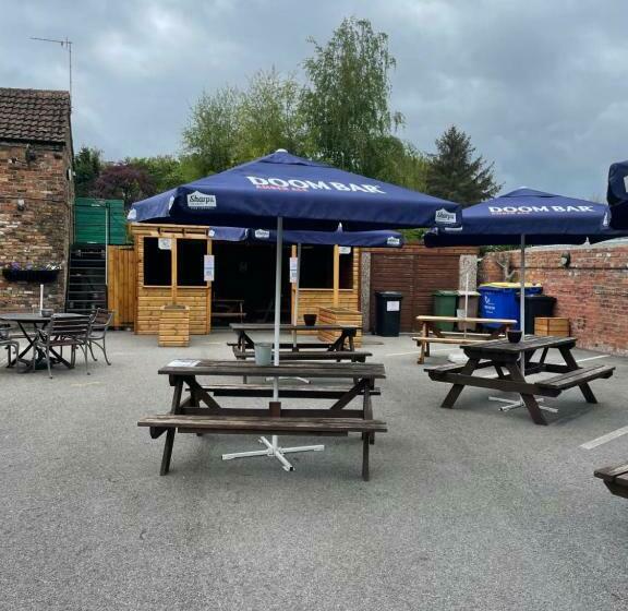 הוסטל Crown & Anchor Inn