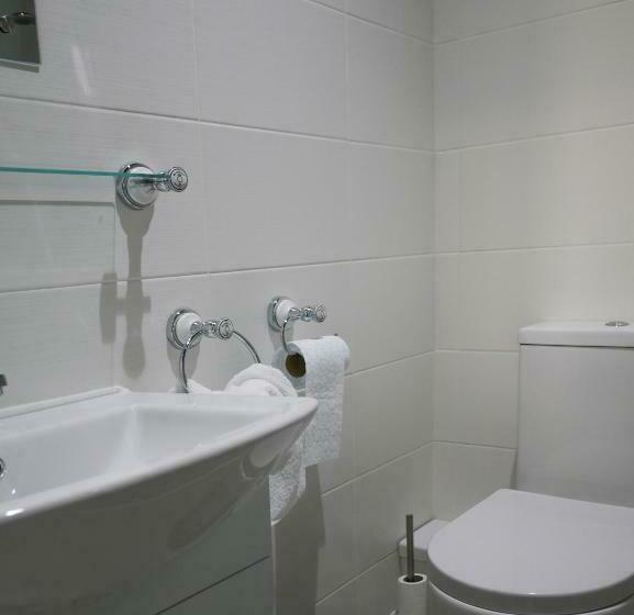 הוסטל Crown & Anchor Inn