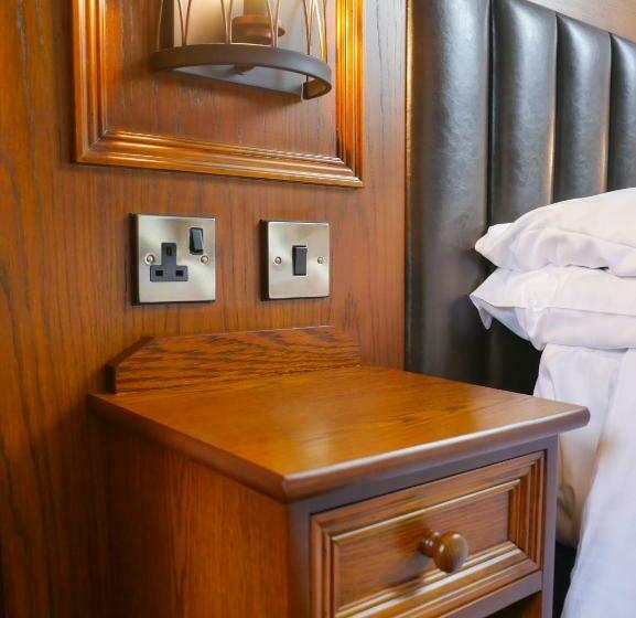 הוסטל Crown & Anchor Inn