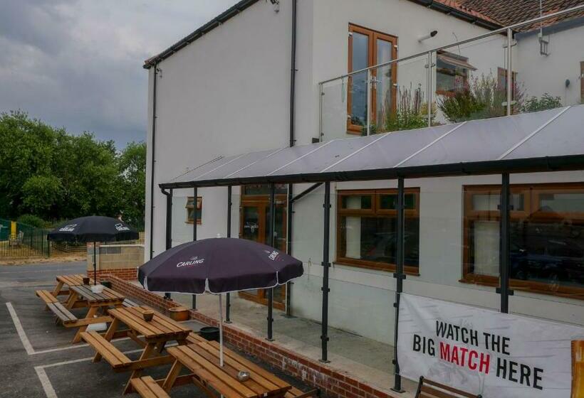 הוסטל Crown & Anchor Inn