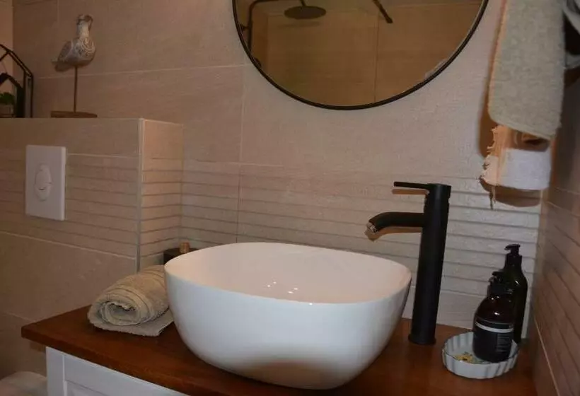 ベッドアンドブレックファースト Au Merlenchanteur