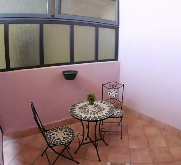 تختخواب و صبحانه Policlinico Happy Home