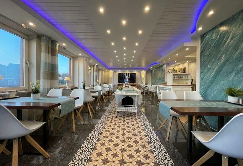 هاستل Kenny & Henry