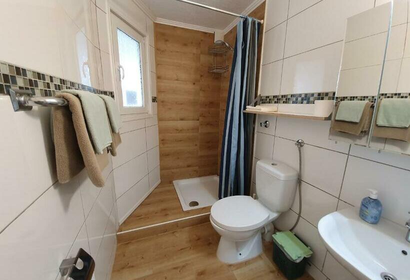 هاستل Kenny & Henry