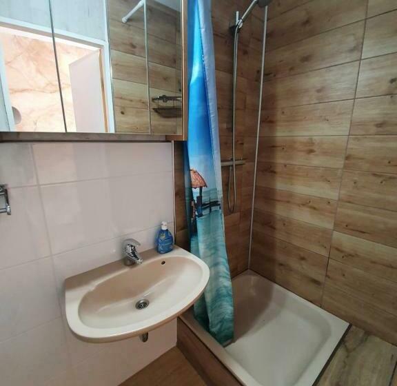 هاستل Kenny & Henry