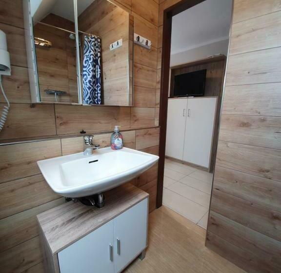 هاستل Kenny & Henry