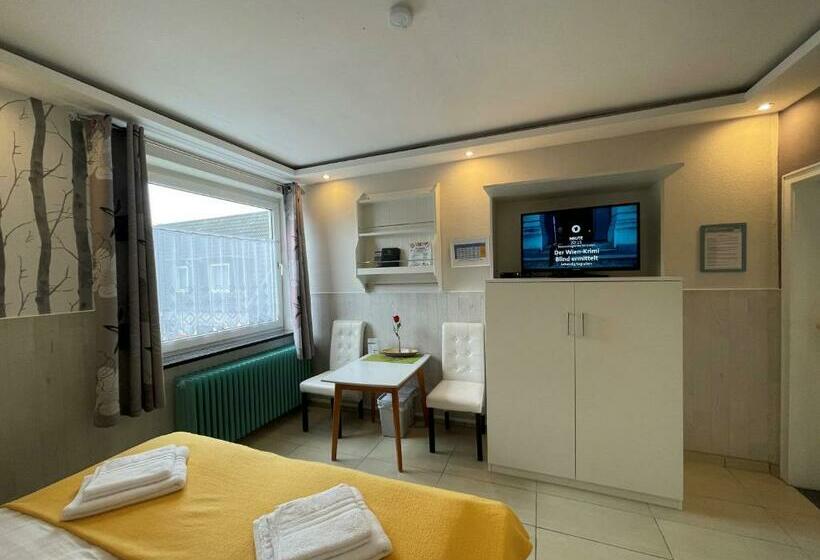 هاستل Kenny & Henry