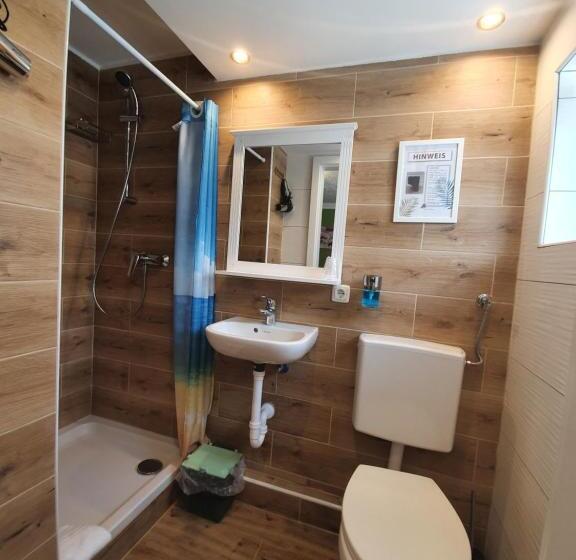 هاستل Kenny & Henry