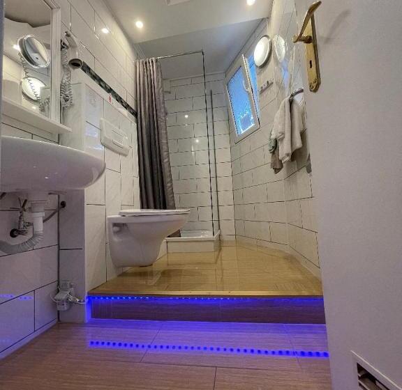 هاستل Kenny & Henry