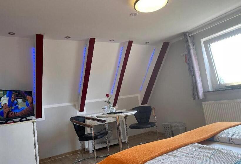 هاستل Kenny & Henry