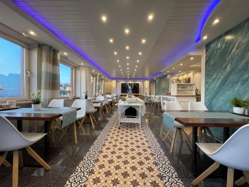 هاستل Kenny & Henry